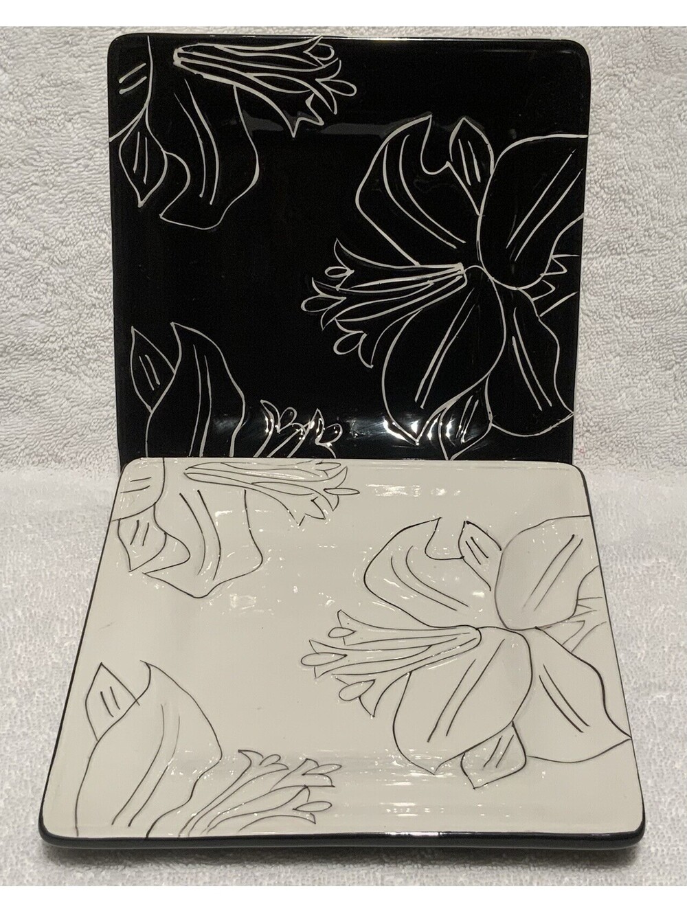 Laurie Gates Set of 2 (1 Black/1 White) Antilles Appetizer/Salad/Sandwich Plates